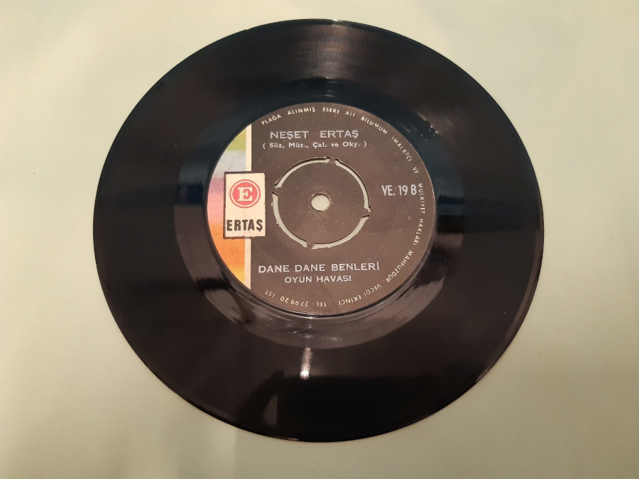 ERTAŞ PLAK NEŞET ERTAŞ DANE DANE BENLERİ OYUN HAVASI , BIRAKTIN YALNIZ 45 LİK YERLİ PLAK 