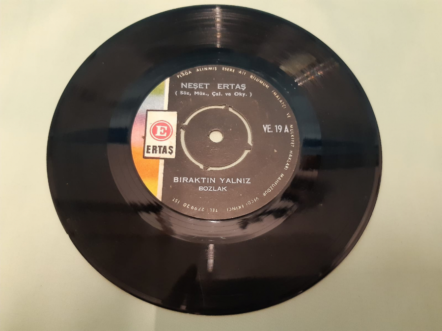 ERTAŞ PLAK NEŞET ERTAŞ DANE DANE BENLERİ OYUN HAVASI , BIRAKTIN YALNIZ 45 LİK YERLİ PLAK 
