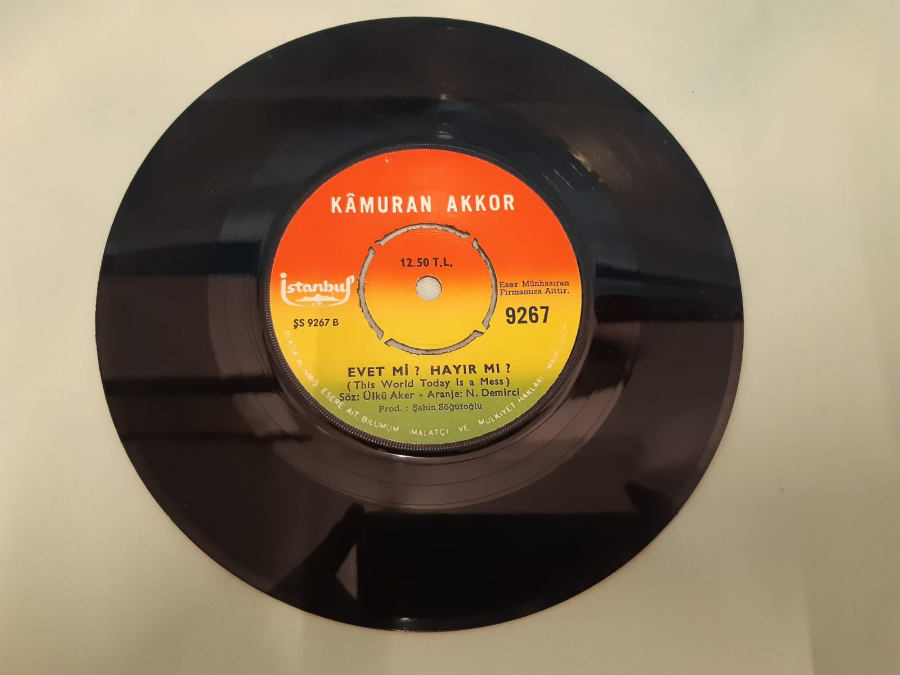 İSTANBUL PLAK KAMURAN AKKOR EVET Mİ ? HAYIR Mİ ? , NE GELEN VAR NE GİDEN 45 LİK YERLİ PLAK 