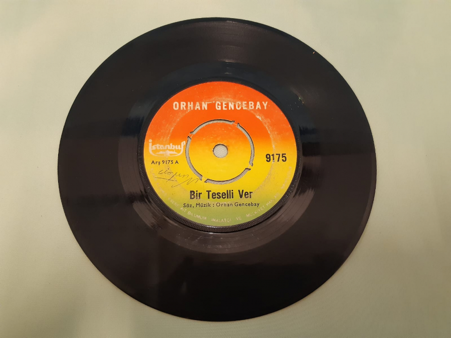 İSTANBUL PLAK ORHAN GENCEBAY BİR TESELLİ VER , YORGUN GÖZLER 45 LİK YERLİ PLAK 