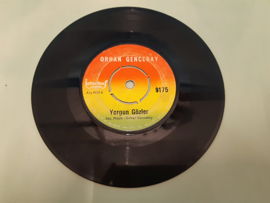İSTANBUL PLAK ORHAN GENCEBAY BİR TESELLİ VER , YORGUN GÖZLER 45 LİK YERLİ PLAK 