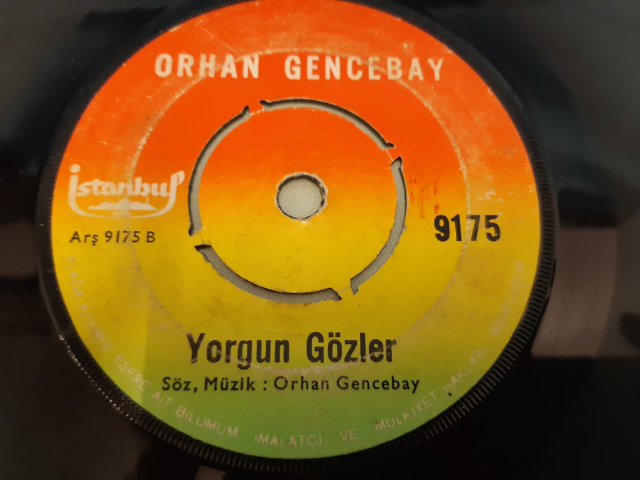 İSTANBUL PLAK ORHAN GENCEBAY BİR TESELLİ VER , YORGUN GÖZLER 45 LİK YERLİ PLAK 