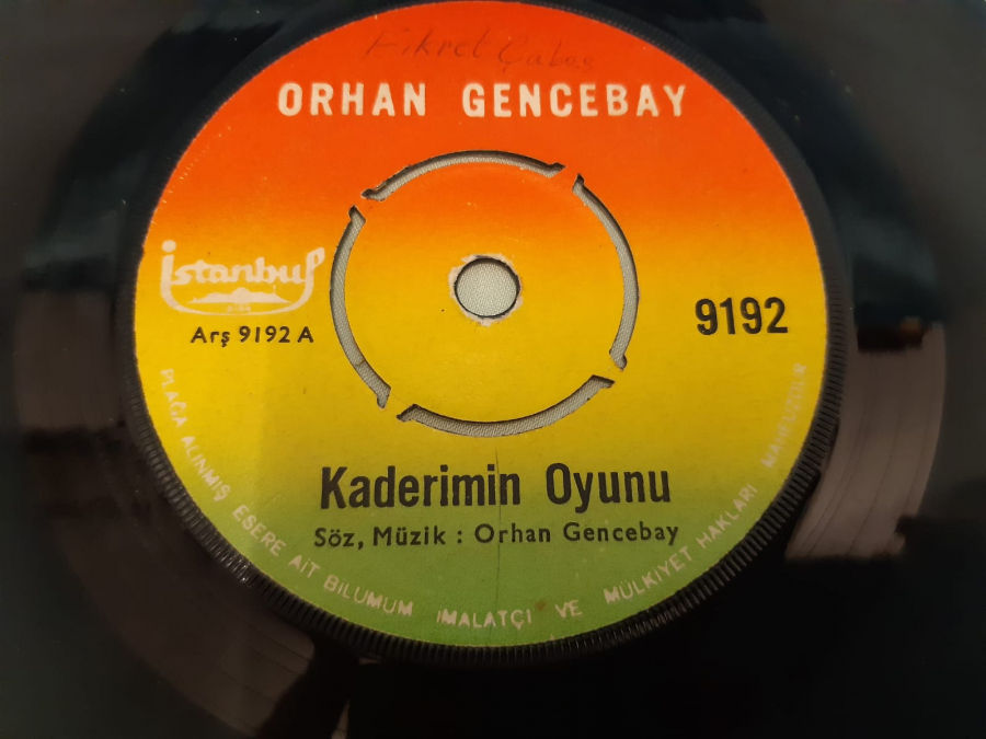 İSTANBUL PLAK ORHAN GENCEBAY KADERİMİN OYUNU , EFKAR BASTI GÖNLÜMÜ 45 LİK YERLİ PLAK 