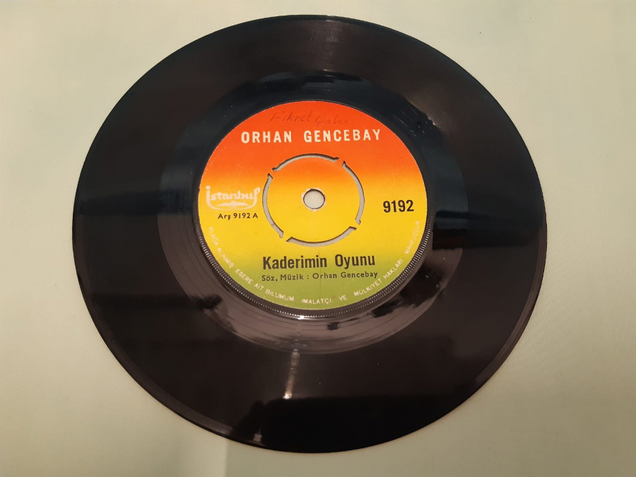 İSTANBUL PLAK ORHAN GENCEBAY KADERİMİN OYUNU , EFKAR BASTI GÖNLÜMÜ 45 LİK YERLİ PLAK 