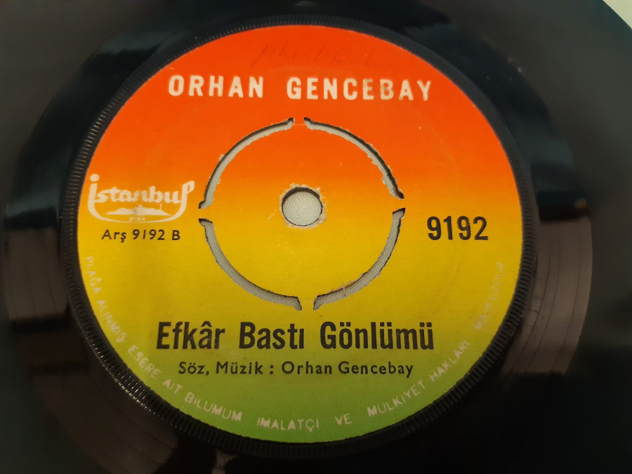 İSTANBUL PLAK ORHAN GENCEBAY KADERİMİN OYUNU , EFKAR BASTI GÖNLÜMÜ 45 LİK YERLİ PLAK 