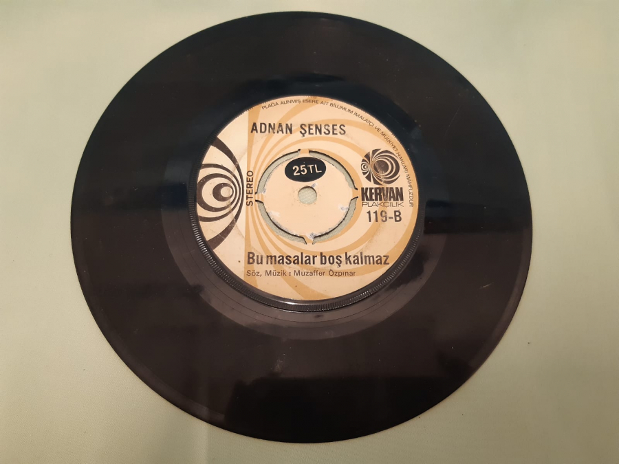 KERVAN PLAK ADNAN ŞENSES YARALI CEYLAN , BU MASALAR BOŞ KALMAZ 45 LİK YERLİ PLAK 