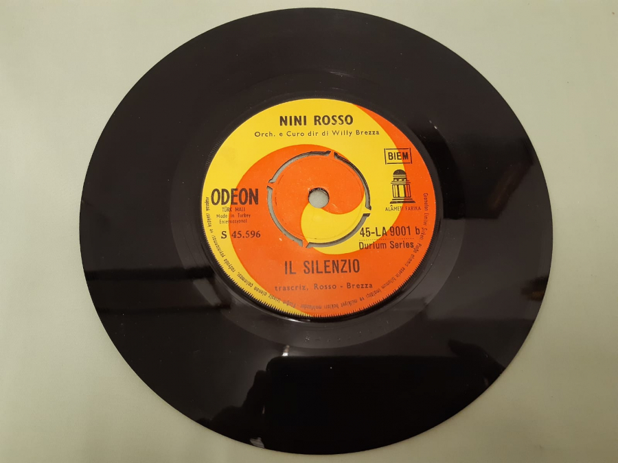 ODEON PLAK NINI ROSSO IL SILENZIO , VIA CARACCIOLO 45 LİK YABANCI PLAK 