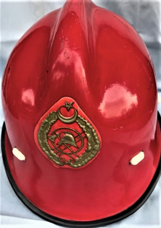  KIRMIZI İTFAİYE ŞAPKASI KOKART ARMALI FİBERGLAS ENSE BOYUN KORUMALI