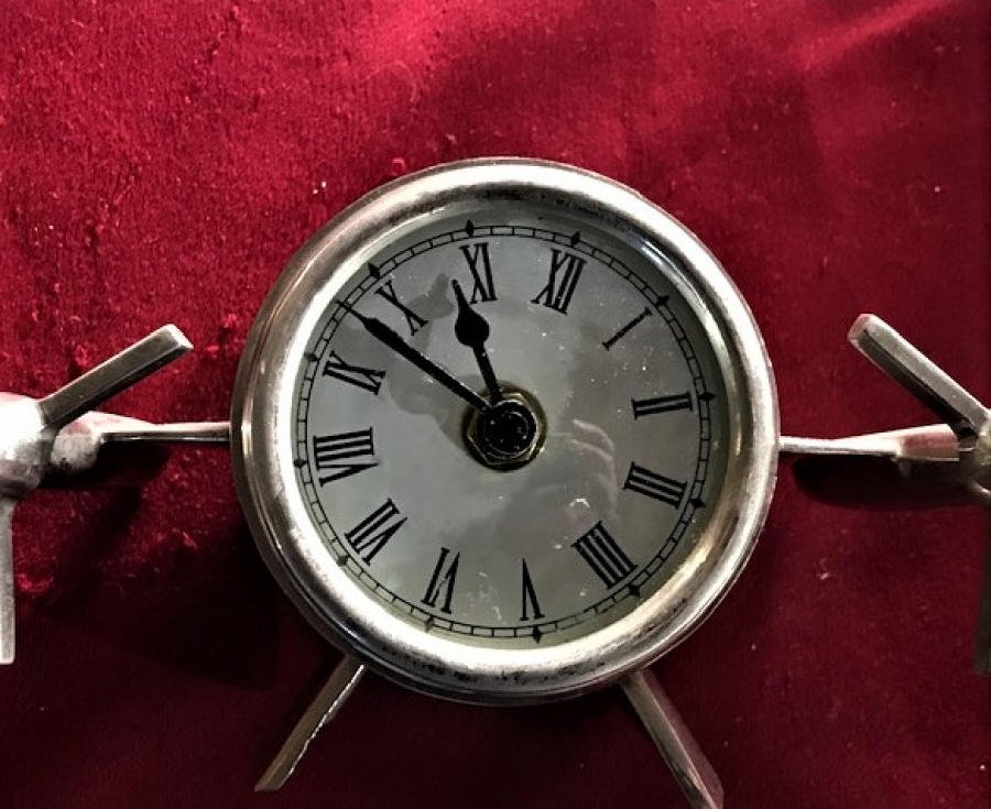 PİRİNC METAL ÜZERİ  KROM KAPLAMA CİFT MOTOR VE PERVANELİ UCAK FORMUNDA EKSİKSİZ SORUNSUZ QARZT SAAT 