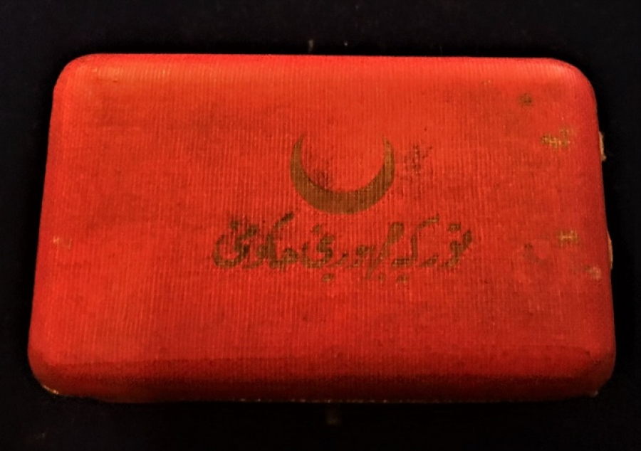1925 OSMANLI ORJİNAL KENDİ KUTUSUNDA SEDEF TEK TAŞLI TAKIM  MANŞET KOL DUGMESİ ÜZERİ OSMANLICA TÜRKİYE CUMHÜRİYETİ YAZMAKTADIR