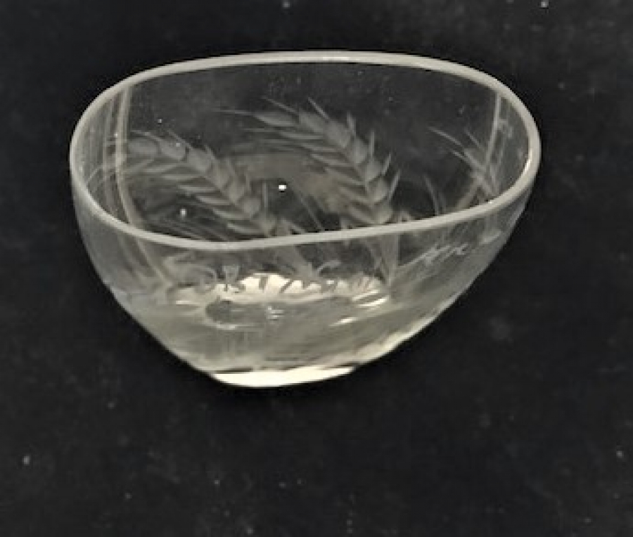 ŞİFA BAŞ UCU ÜZERİ EL BOYAMA CAM HASTA BARDAK DAHA SONRALARI BUNLAR  FAYTON VE OTO LARDA KARANFİ VAZOSU OLARAK KULLANILMIŞ