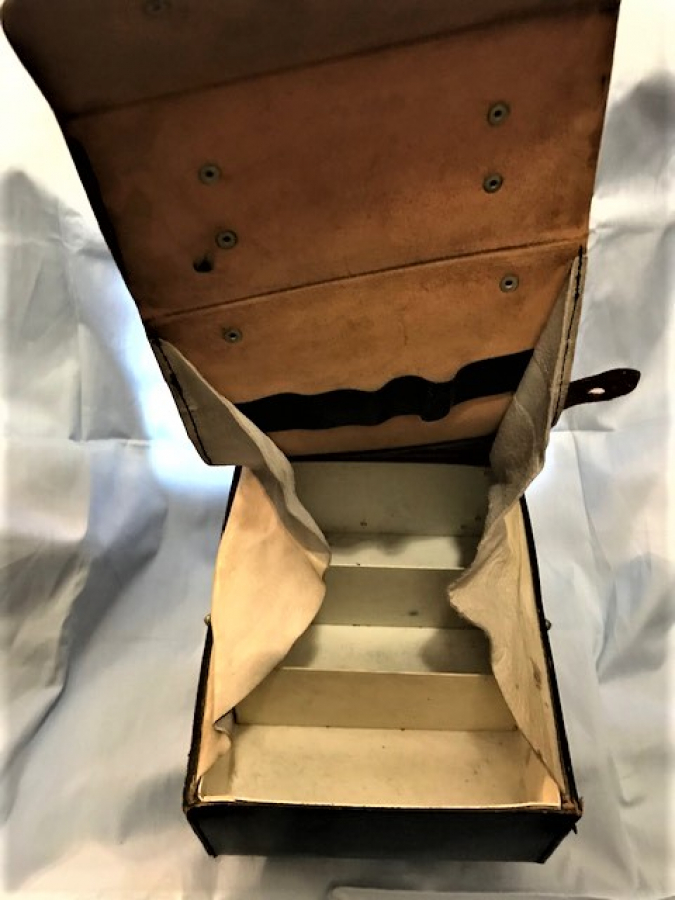 SİYAH DERİ İÇİ BÖLMELİ KIZIL HAC İLK YARDIM CANTASI