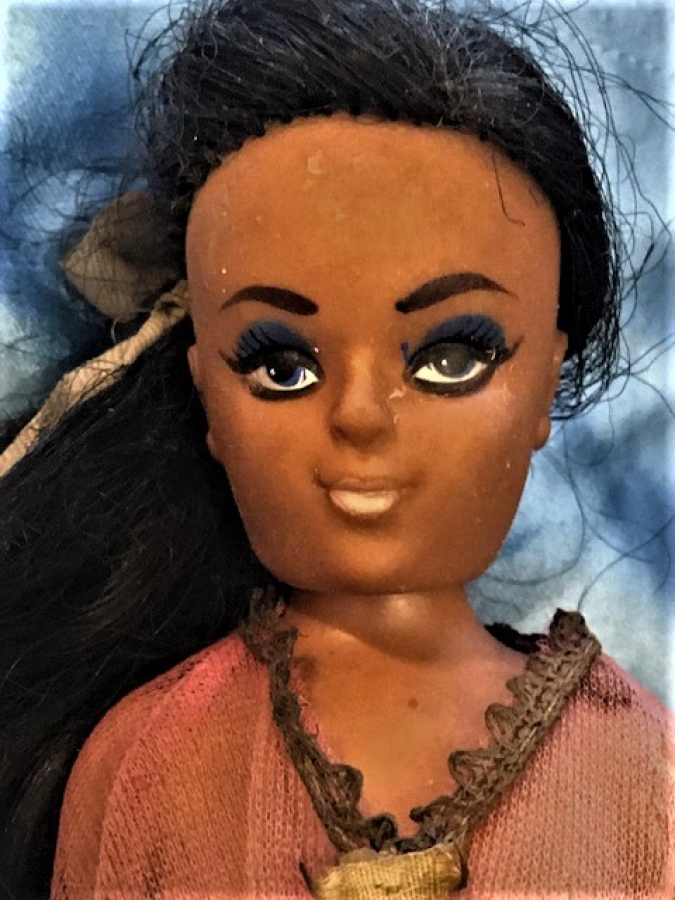 DUA EDEN TANRIYA YALVARAN KIZ KAUCUK ELBİSELİ SACLI BEBEK