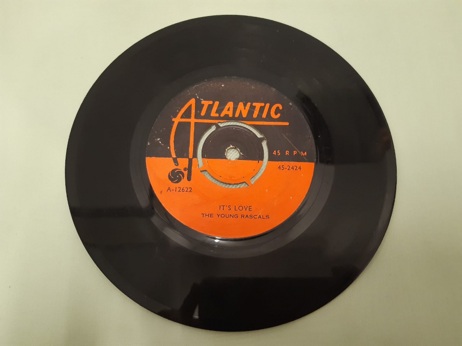 ATLANTIC PLAK THE YOUNG RASCALS IT'S LOVE , A GIRL LIKE YOU 45 LİK YABANCI PLAK 