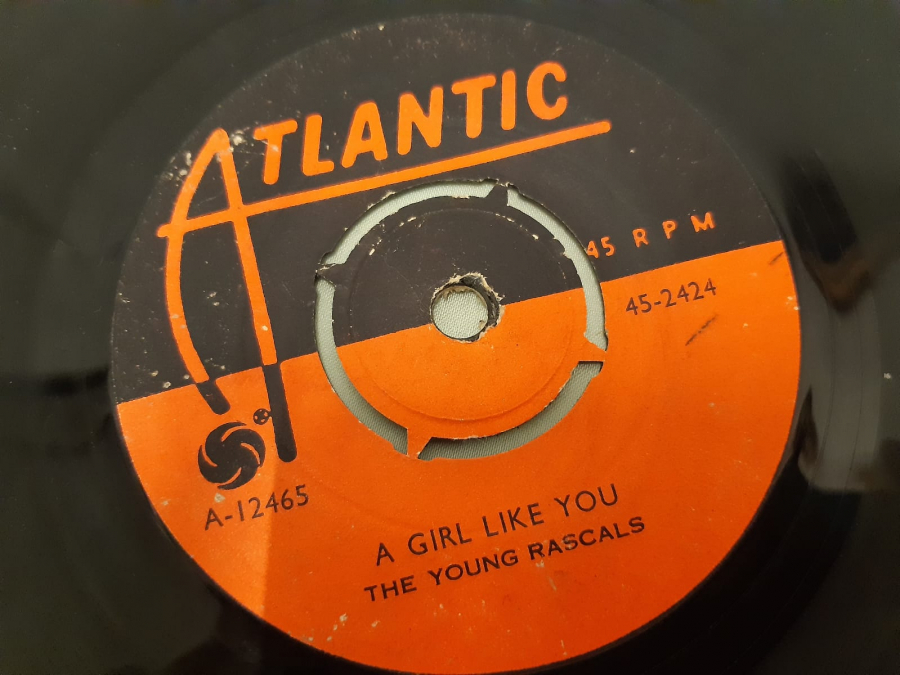 ATLANTIC PLAK THE YOUNG RASCALS IT'S LOVE , A GIRL LIKE YOU 45 LİK YABANCI PLAK 