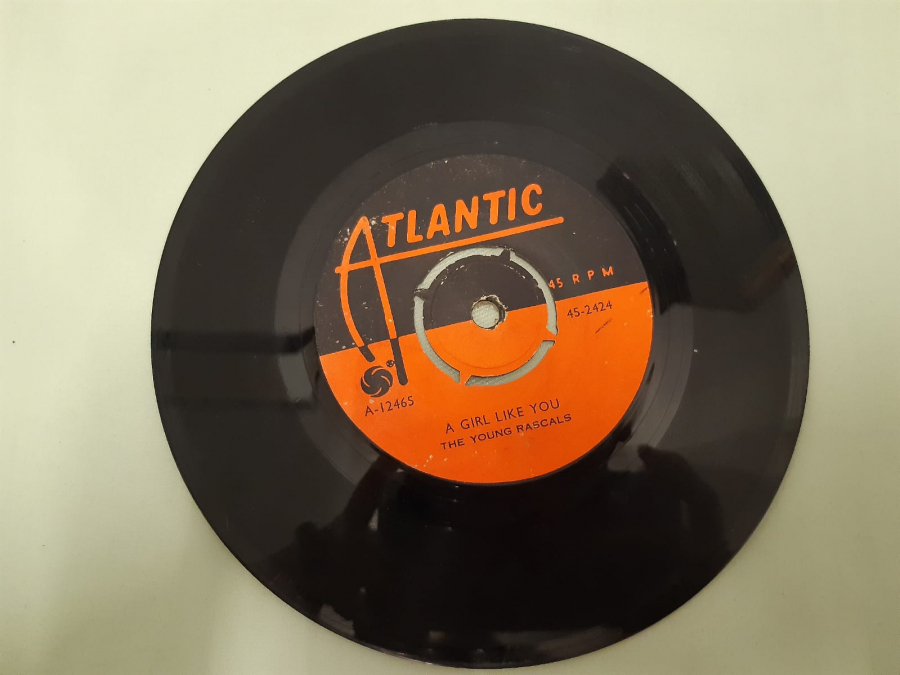 ATLANTIC PLAK THE YOUNG RASCALS IT'S LOVE , A GIRL LIKE YOU 45 LİK YABANCI PLAK 