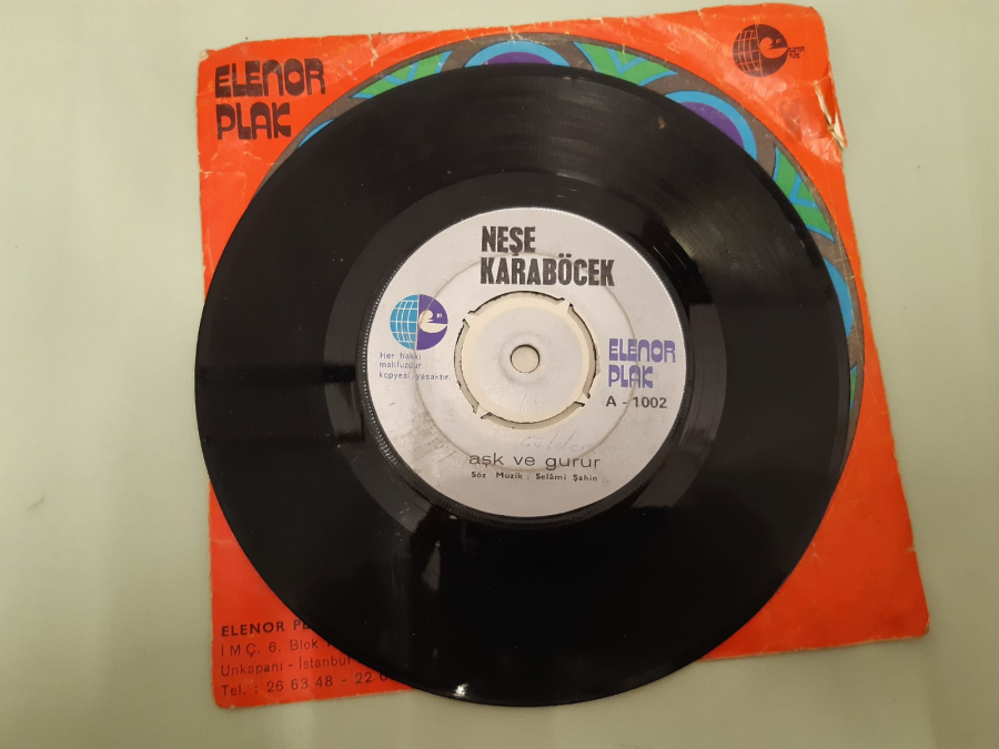 NEŞE KARA BÖCEK GURBET , AŞK VE GURUR 45 LİK YERLİ PLAK 