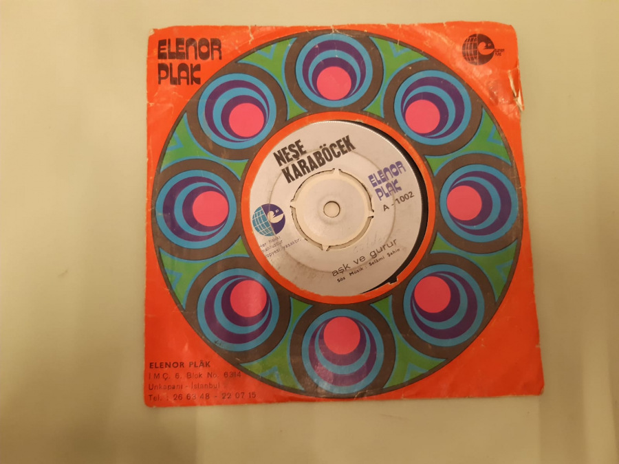 NEŞE KARA BÖCEK GURBET , AŞK VE GURUR 45 LİK YERLİ PLAK 