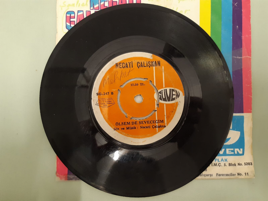 GÜVEN PLAK NECATİ ÇALIŞKAN ÖLSEM DE SEVECEĞİM . YİNE GAMLI GÖNLÜM 45 LİK YERLİ PLAK 