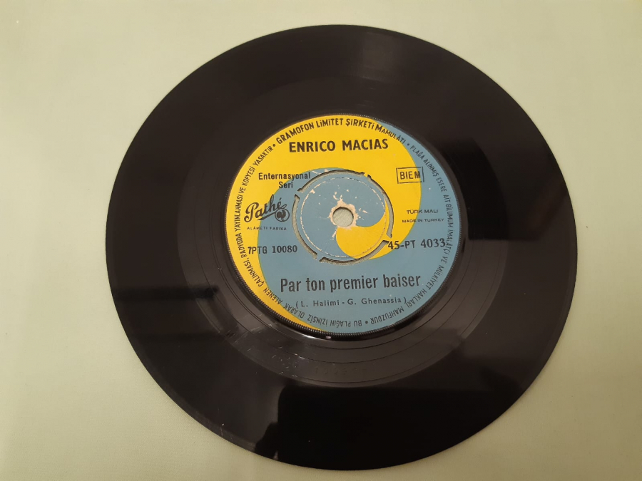 PATHE PLAK ENRICO MACIAS ADIEU MON PAYS PAR TON PREMİER BAİSER 45 LİK YABANCI PLAK 