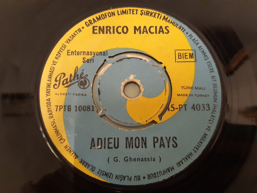 PATHE PLAK ENRICO MACIAS ADIEU MON PAYS PAR TON PREMİER BAİSER 45 LİK YABANCI PLAK 