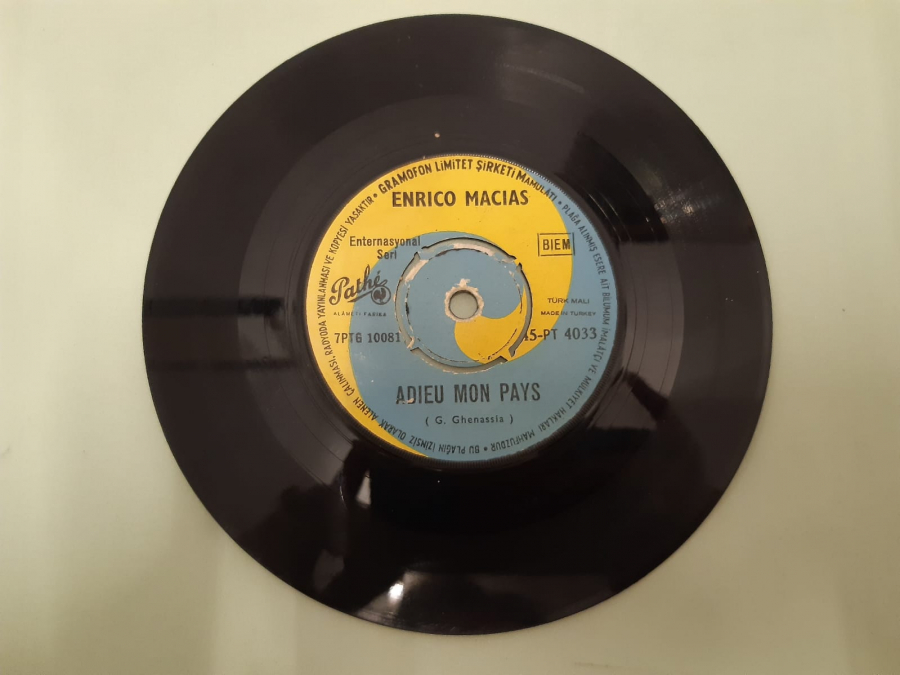 PATHE PLAK ENRICO MACIAS ADIEU MON PAYS PAR TON PREMİER BAİSER 45 LİK YABANCI PLAK 