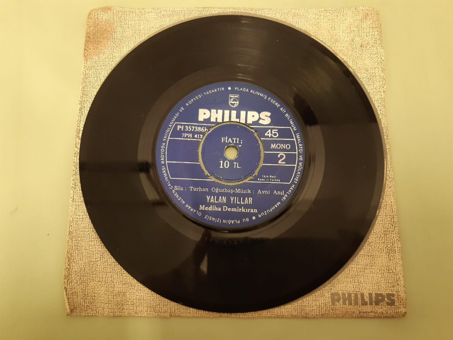 PHILIPS PLAK MEDİHA DEMİRKIRAN YALAN YILLAR . AŞK BU DEĞİL YAPMA GÜZEL 45 LİK YERLİ PLAK 