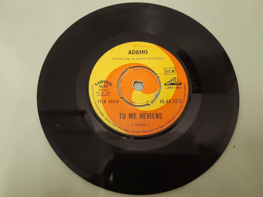 SAHİBİNİ SESİ PLAK ADAMO TU ME REVIENS , DU SOLEIL DU BOULOT 45 LİK YABANCI PLAK 
