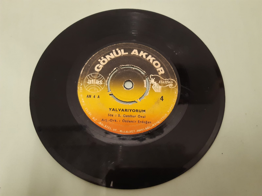  GÖNÜL AKKOR YALVARIYORUM , NE OLDU SANA 45 LİK YERLİ PLAK 