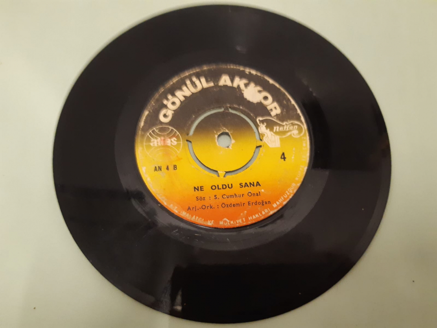 GÖNÜL AKKOR YALVARIYORUM , NE OLDU SANA 45 LİK YERLİ PLAK 