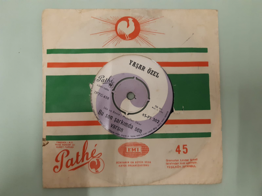 YAŞAR ÖZEL BU SON ŞARKIMDA SEN VARSIN , BU ZEVKUSAFA SAHNI ÇEMENZARE DE KALMAZ 45 LİK YERLİ PLAK 