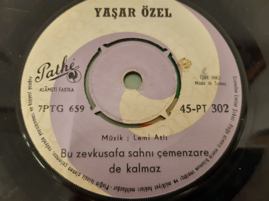 YAŞAR ÖZEL BU SON ŞARKIMDA SEN VARSIN , BU ZEVKUSAFA SAHNI ÇEMENZARE DE KALMAZ 45 LİK YERLİ PLAK 