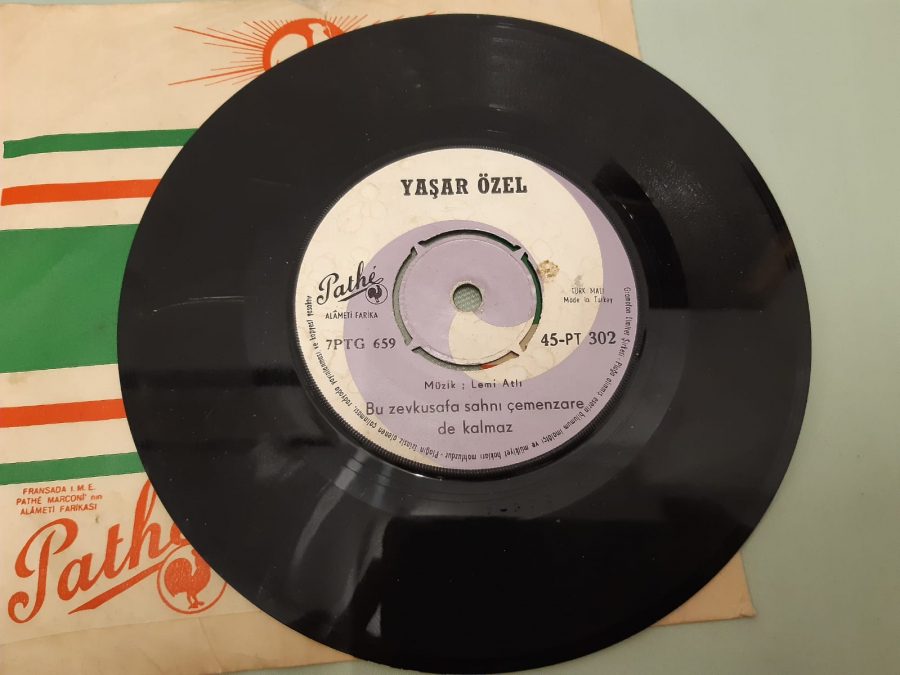 YAŞAR ÖZEL BU SON ŞARKIMDA SEN VARSIN , BU ZEVKUSAFA SAHNI ÇEMENZARE DE KALMAZ 45 LİK YERLİ PLAK 