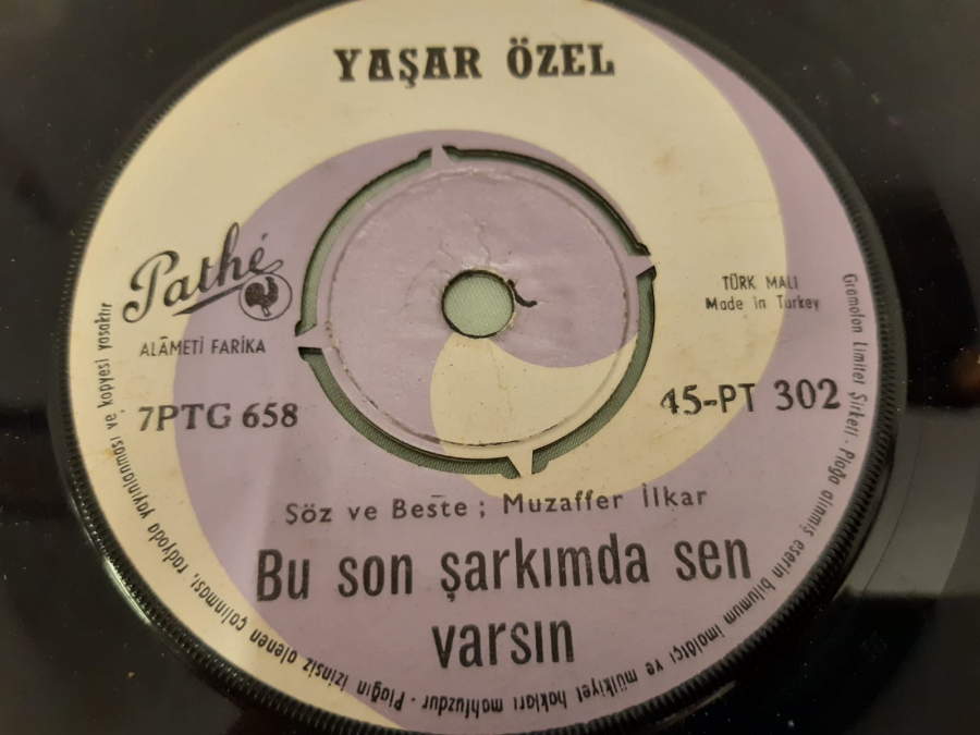 YAŞAR ÖZEL BU SON ŞARKIMDA SEN VARSIN , BU ZEVKUSAFA SAHNI ÇEMENZARE DE KALMAZ 45 LİK YERLİ PLAK 