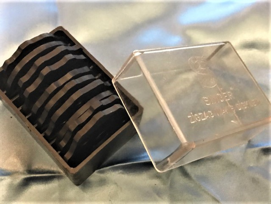 SİNGER ZİGZAG NAKIŞ MAKİNESİ NAKIŞ DİSKLERİ MİKA ORJİNAL KUTUSUNDA 10 ADET