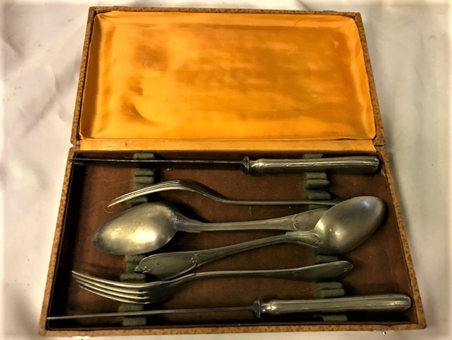 CİFT KİŞİLİK SEYEHAT TAKIMI KENDİ KUTUSUNDA GÜMÜŞ KAPLAMA 