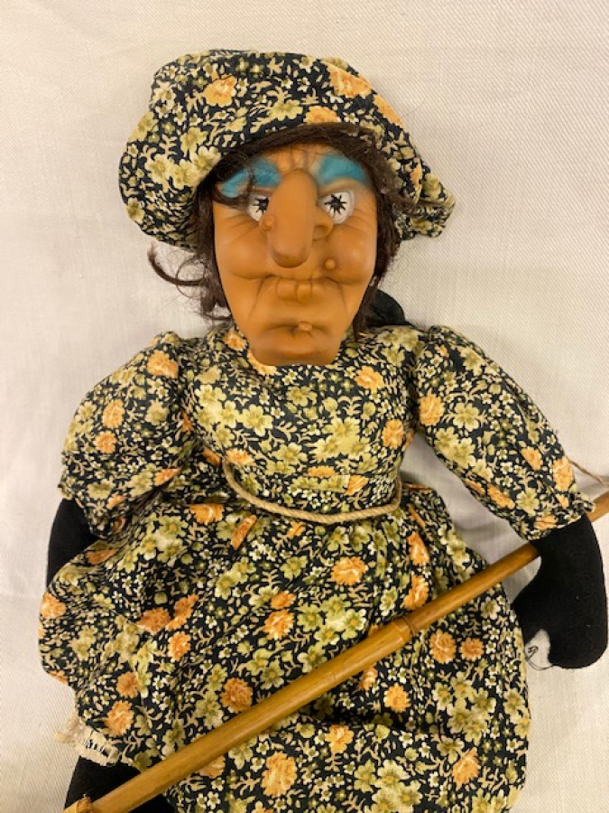 FATOŞ YERLİ OYUNCAK ELBİSELİ ŞAPKALI SÜPÜRGELİ UCAN BEZ