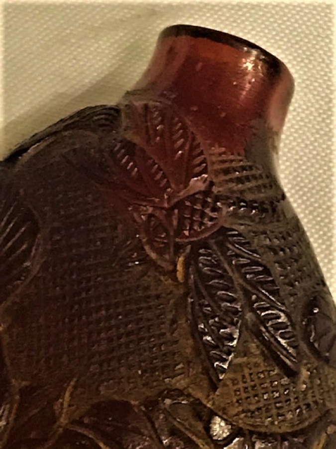 TAMAMI EL İŞİ KUŞLAR VE PEYGARBER BÖCEGİ İŞLEMELİ SIKMA KEHRİBAR PARFUM ŞİŞESİ