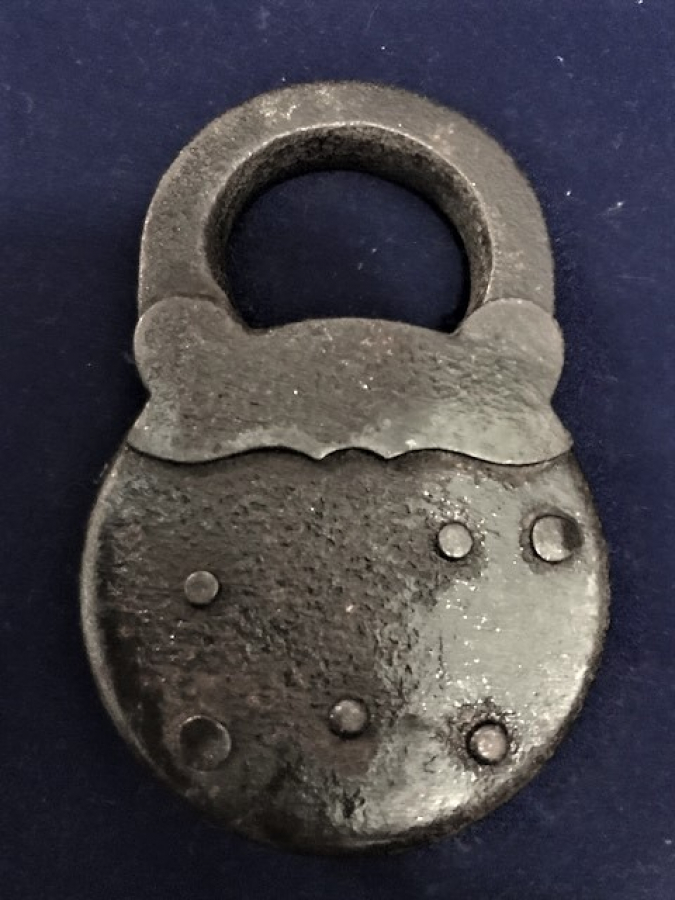 1910 SICAK EL DÖVME DEMİR PERCİNLİ USTA İŞİ ORJİNAL ANAHTARLI ASMA KİLİT