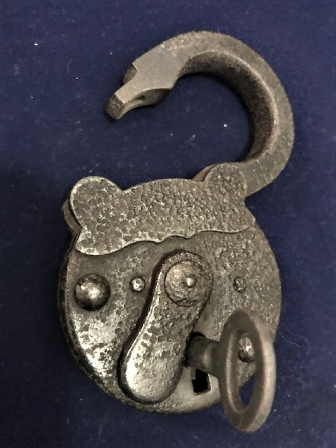 1910 SICAK EL DÖVME DEMİR PERCİNLİ USTA İŞİ ORJİNAL ANAHTARLI ASMA KİLİT