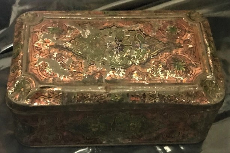 ÜZERİ GOMETRİK CİCEK DESENLİ TENEKE KAPAKLI KUTU 