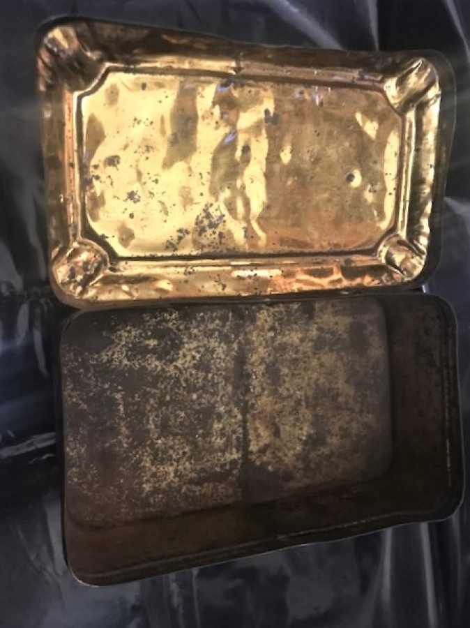 ÜZERİ GOMETRİK CİCEK DESENLİ TENEKE KAPAKLI KUTU 