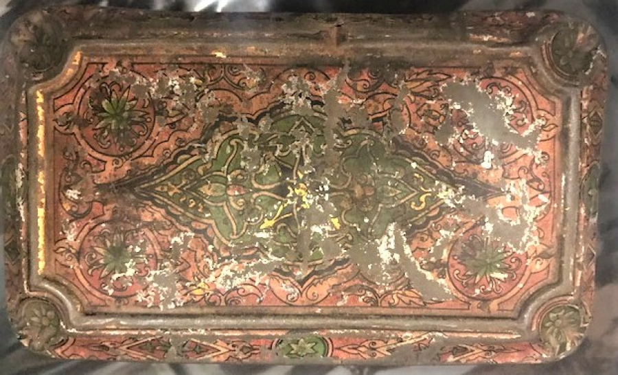 ÜZERİ GOMETRİK CİCEK DESENLİ TENEKE KAPAKLI KUTU 