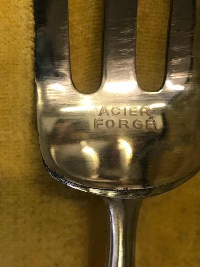 ACİER  FORGE MASA SERVİS TAKIMI BICAK CATAL TAKIMI SAF AYAR GÜMÜŞ SAP DAMGALI ORJİNAL KENDİ İPAK KAPLAMA DERİ KUTUSUNDA 