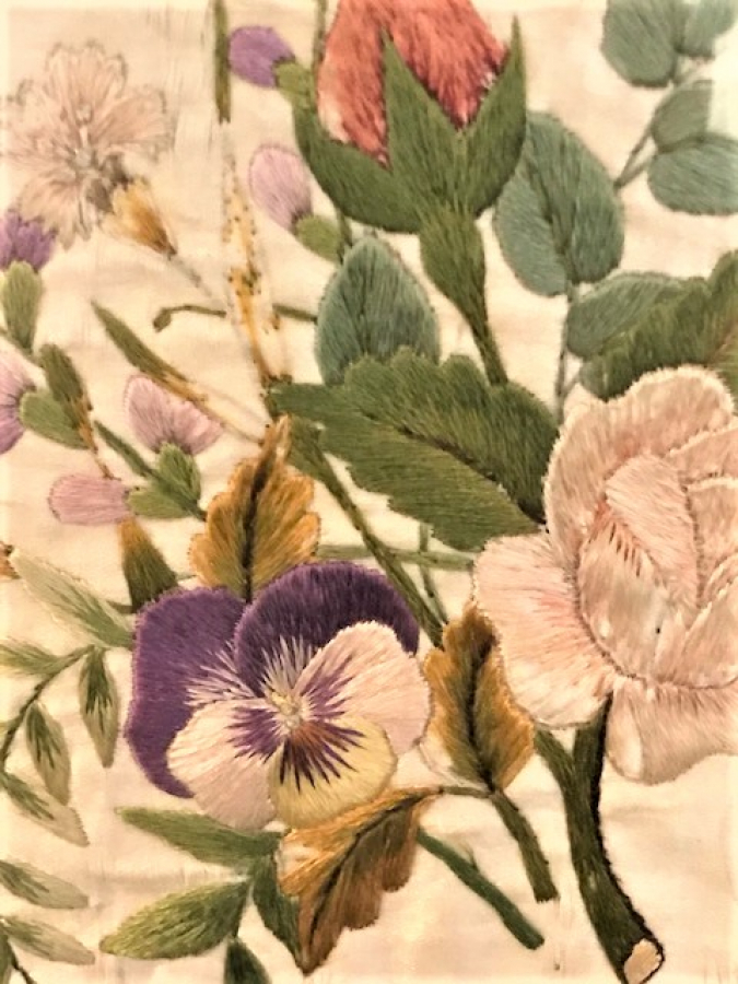 İPEK ÜZERİNE İGNE İŞİ CİÇEKLER İMZALI