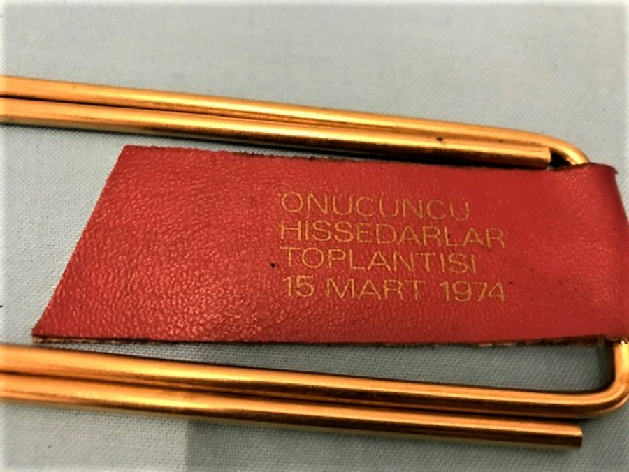 GOOD YEAR  ONÜCÜNCÜ HİSSEDARLAR TOPLANTISI  15 MART 1974 ATAC KAGIT TUTUCU SIKIŞTIRICI KIRMIZI DERİ GOOD YEAR REKLAMLI