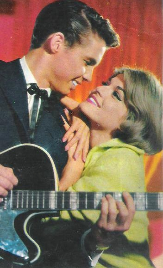 MARGİT SAAD VE PETER KRAUSS SANATCI  RENKLİ KARTPOSTAL ARKASI YAZILMIŞ 10X15 CM ÖLCÜLERDE