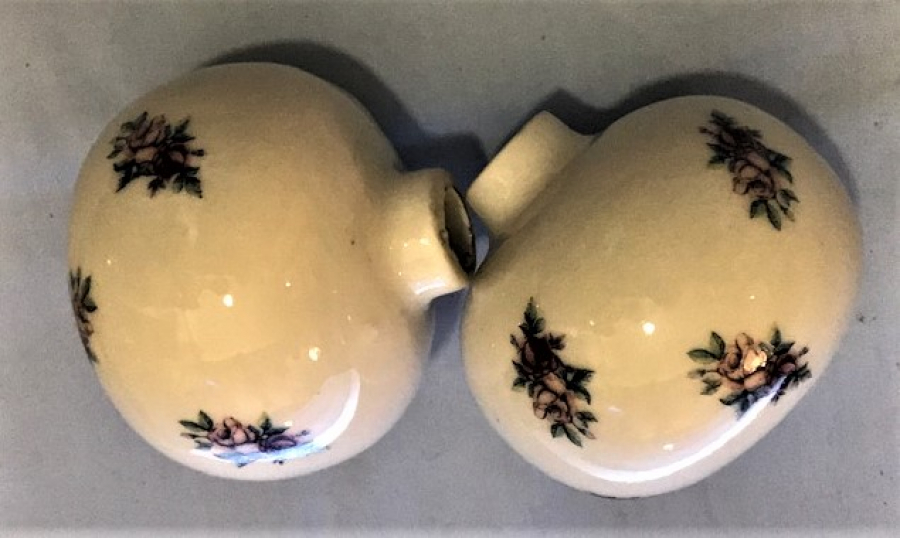 2 ADET ÜZERİ CİCEK DESENLİ PORSELEN KAPI TOKMAKLARI 7 CM CAPINDA