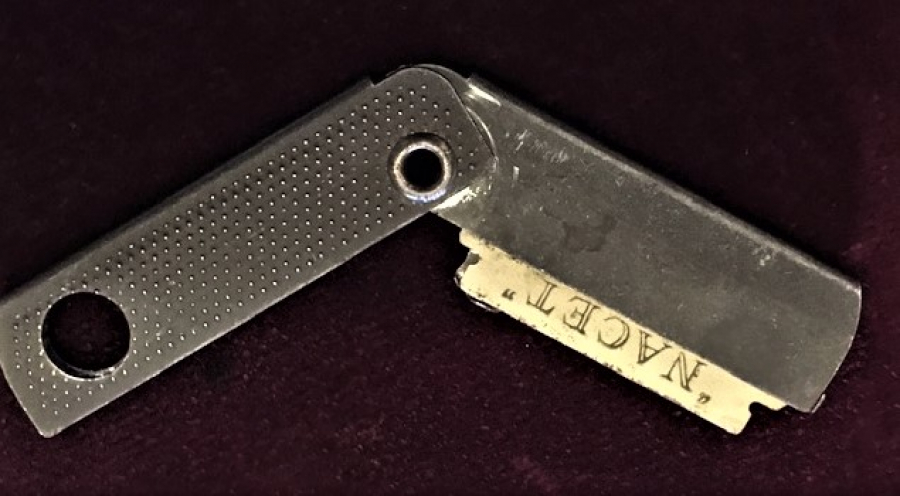 METAL CEP USTURASI İÇERSİNE JİLET TAKILAN 