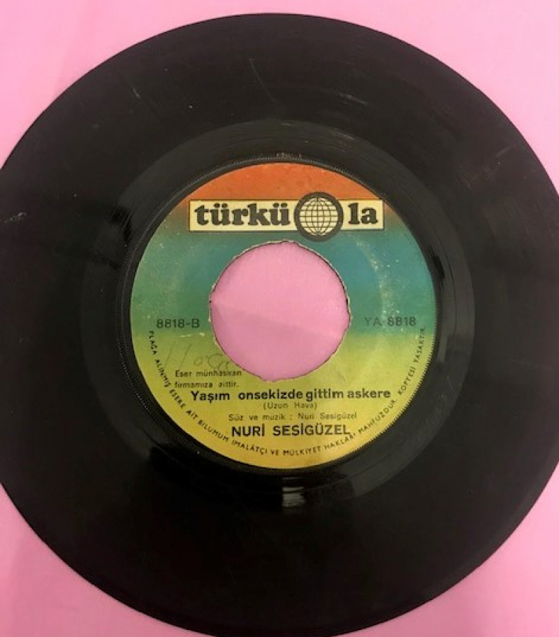 NURİ SESİGÜZEL YAŞIM ONSEKİZDE GİTTİM ASKERE-BİZİM GÖCLER ŞU ELLERDE 45 LİK YERLİ PLAK 